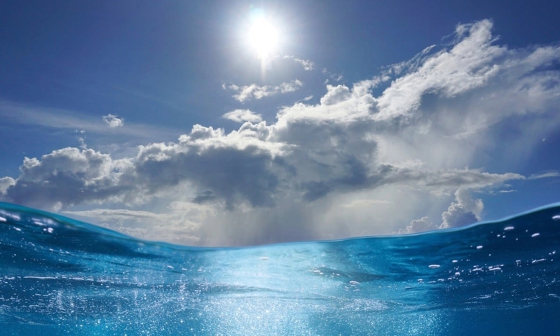 Mặt trời làm nước biển bốc hơi thành mây, nhưng muối vẫn ở lại trong đại dương. 