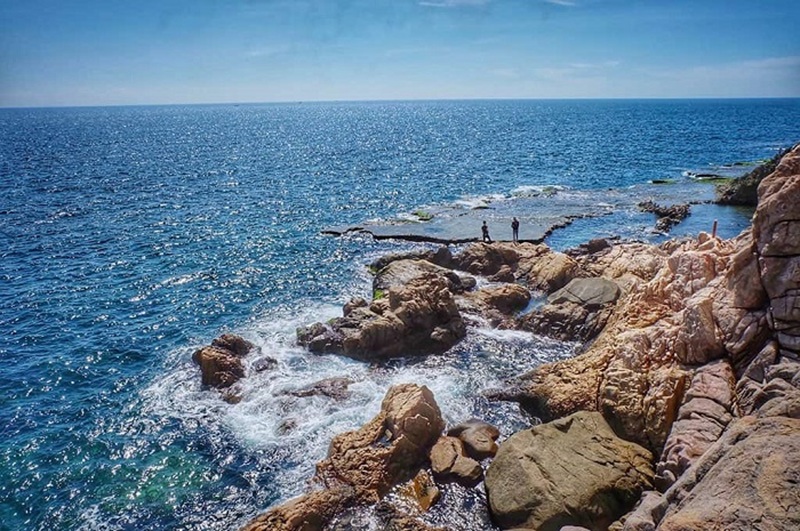 Vẻ đẹp kỳ ảo của Hang Rái lúc bình minh - nơi được mệnh danh là thác nước trên biển duy nhất tại Việt Nam.