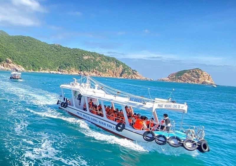 Trải nghiệm đi tàu đáy kính là hoạt động không thể bỏ qua để chiêm ngưỡng những rặng san hô rực rỡ tại Vĩnh Hy.