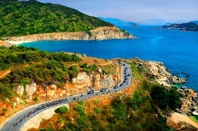 Một góc cung đường đèo ven biển 702 uốn lượn, điểm check-in yêu thích của những tín đồ mê xê dịch.