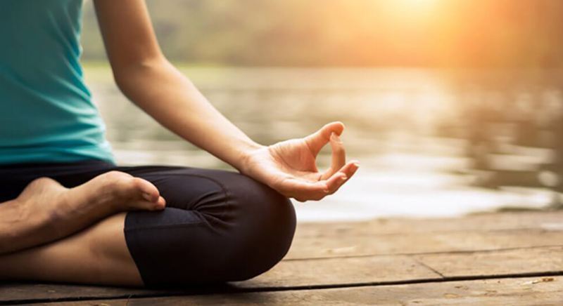 Thiền định và chánh niệm giúp đưa tâm trí quay về với thời điểm hiện tại.