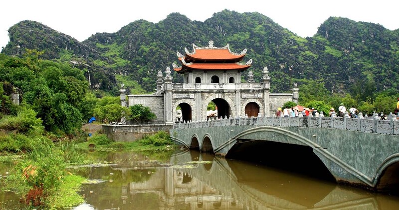 Trước khi nhà Lý ra đời, Hoa Lư là kinh đô có địa thế hiểm yếu, phù hợp với thời kỳ phòng thủ.