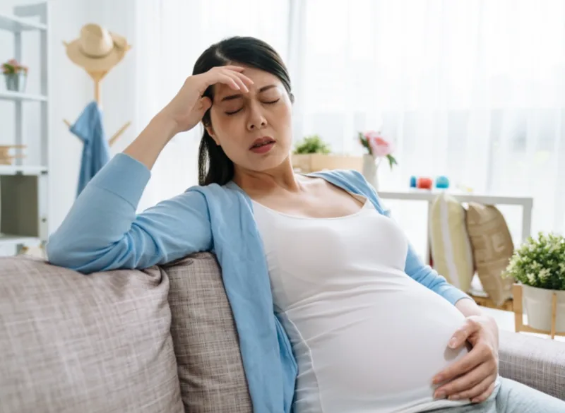 Thiếu sắt kéo dài có thể dẫn đến thiếu máu, khiến cơ thể mệt mỏi, yếu sức và có cảm giác choáng ở một số người