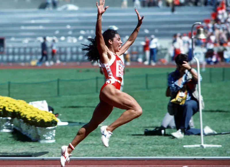 Florence Griffith-Joyner giữ kỷ lục 100 m nữ 10,49 giây và vẫn là người phụ nữ chạy nhanh nhất thế giới theo thành tích chính thức.