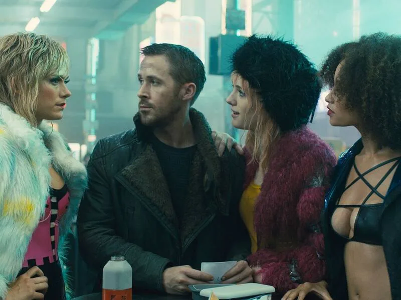 Blade Runner 2049 mang màu sắc cyberpunk với thế giới tương lai u tối và những câu hỏi về ký ức, danh tính.